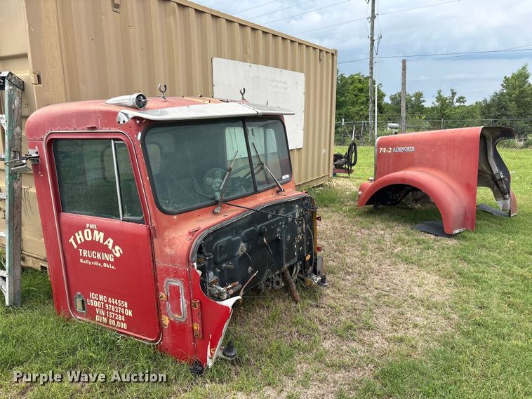 Semi truck cab and hood - EU5620