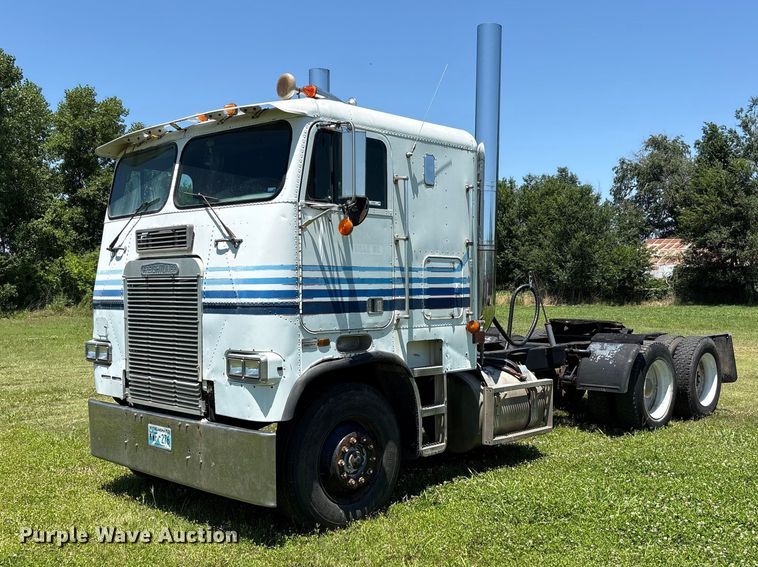 1987 Freightliner FLT semi truck - EW0029