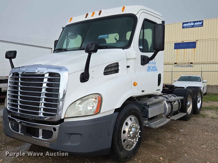 2010 Freightliner Cascadia 113 semi truck - EW0254