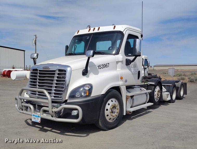 2015 Freightliner Cascadia semi truck - EW1016