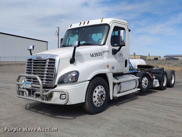 2014 Freightliner Cascadia semi truck - EW1017