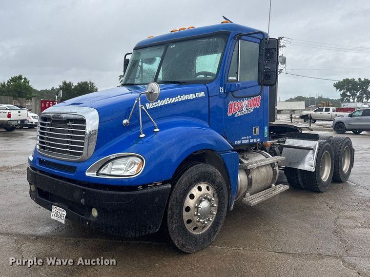 2009 Freightliner Columbia semi truck - EW4761