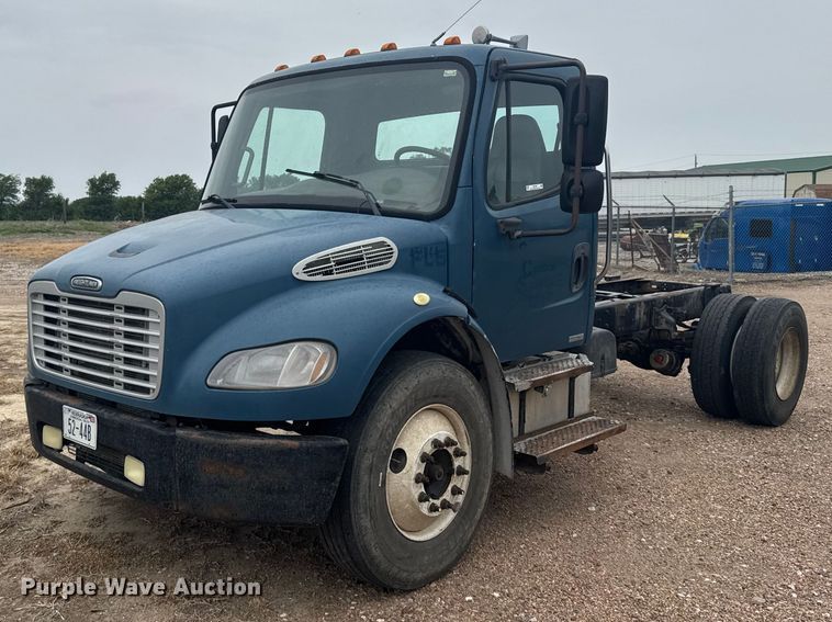 2005 Freightliner M2 truck cab and chassis - FB7450