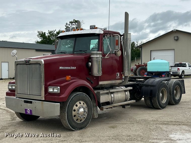 2014 Western Star 4900 semi truck - FC2661