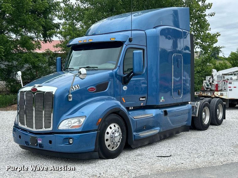 2018 Peterbilt 579 semi truck - FC2683