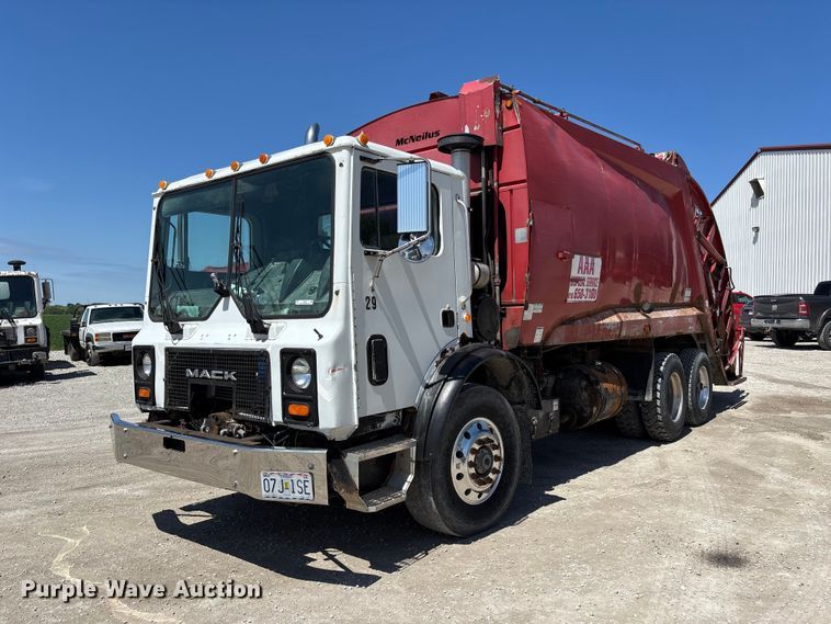 2005 Mack MR refuse truck - FC4685