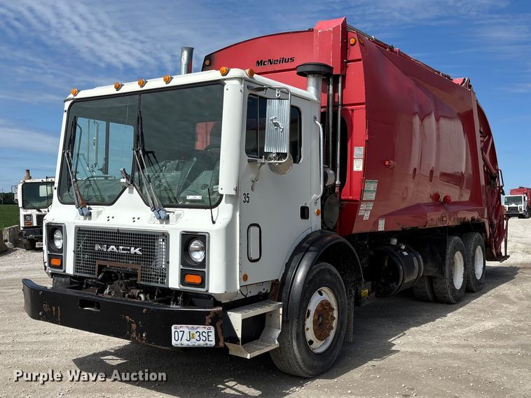 2007 Mack MR refuse truck - FC4686