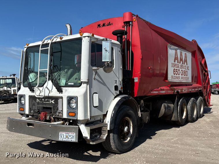 1994 Mack MR refuse truck - FC4693