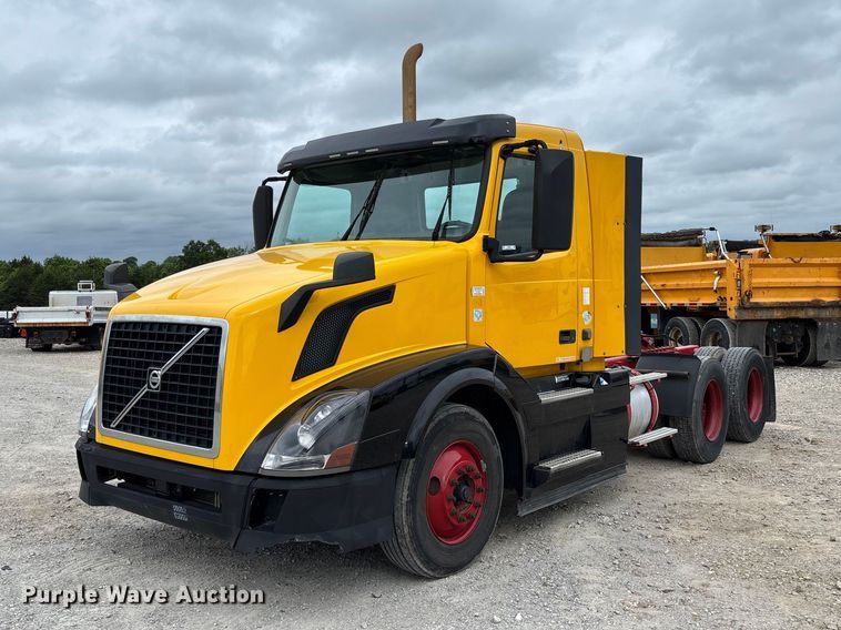 2016 Volvo VNL semi truck - FC5811