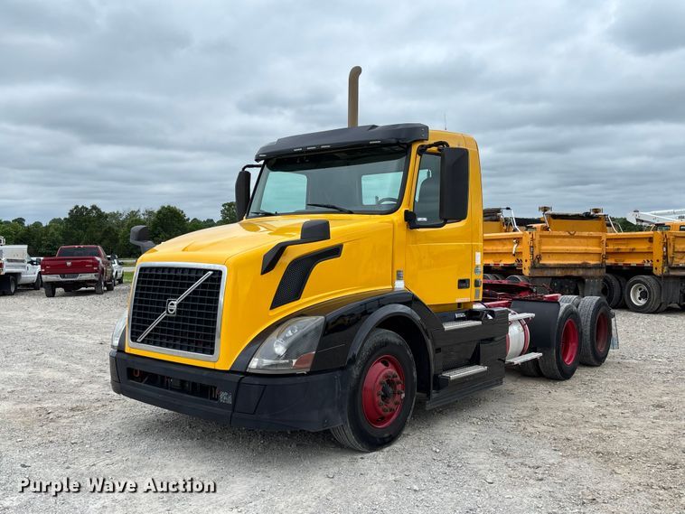 2016 Volvo VNL semi truck - FC5812