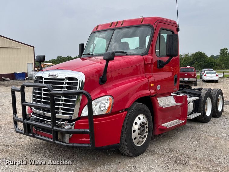 2015 Freightliner Cascadia 125 semi truck - FC5841