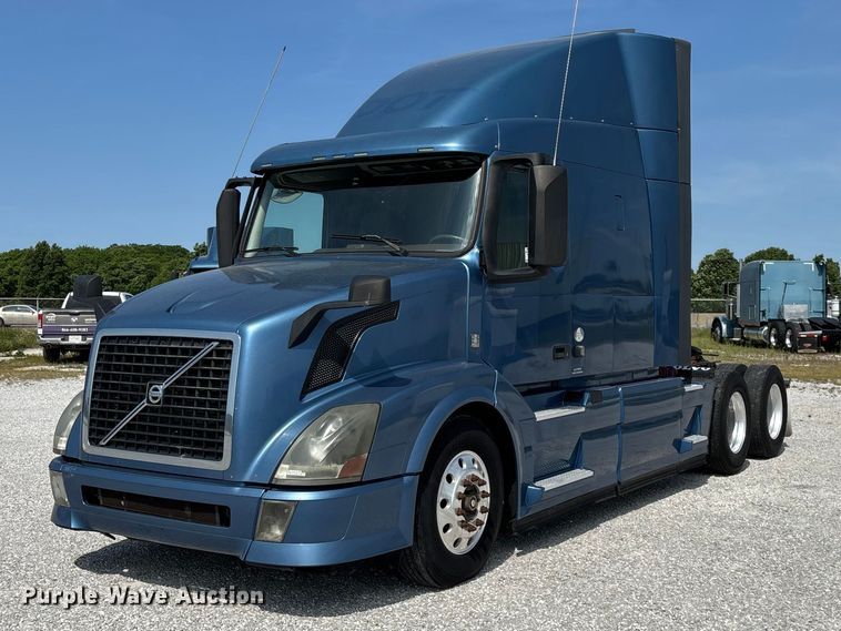 2014 Volvo VN Series semi truck - FG0372
