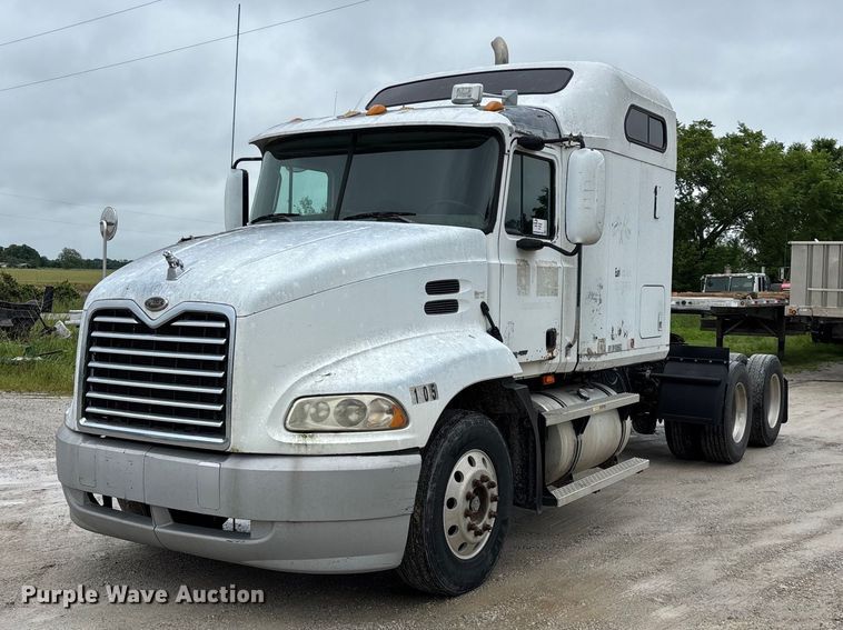 2001 Mack CX613 Vision semi truck - FG0378