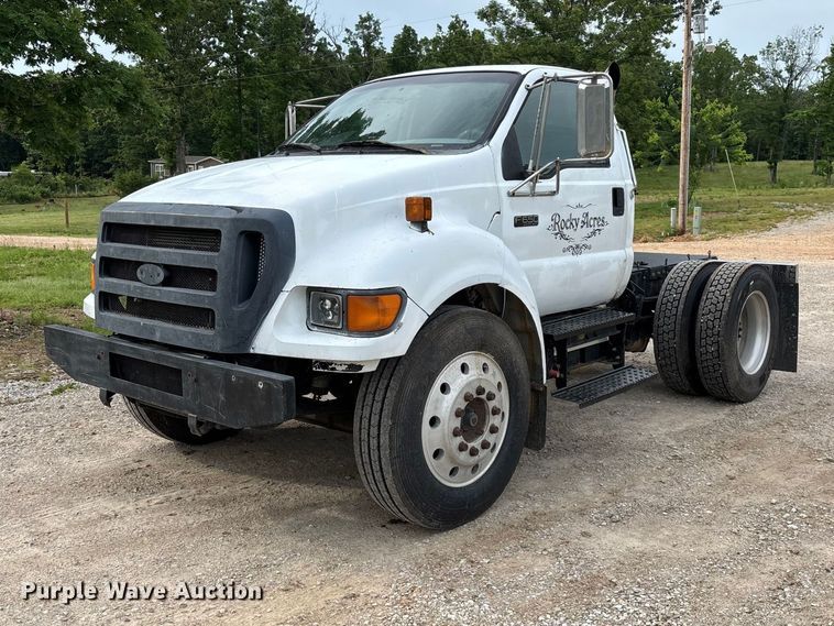 2004 Ford F650 Super Duty truck cab and chassis - FG0392