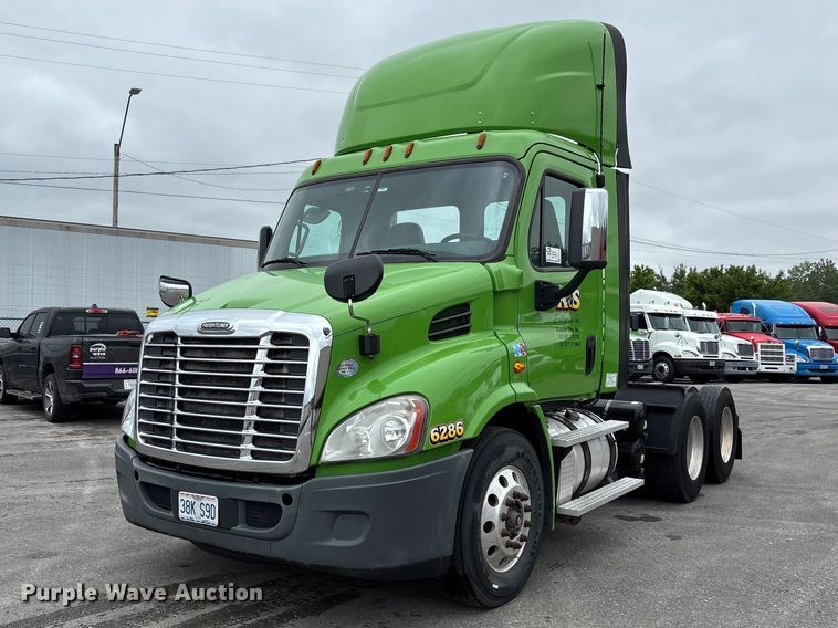 2017 Freightliner Cascadia semi truck - FH7143