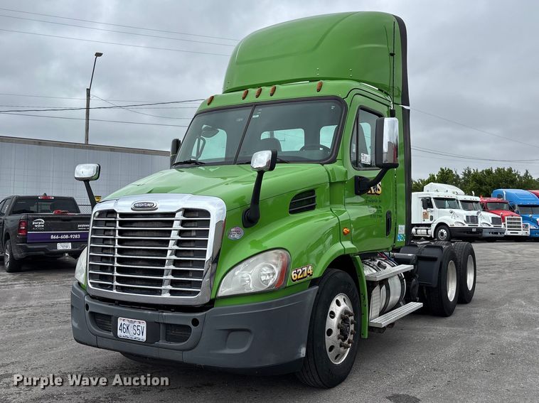 2017 Freightliner Cascadia semi truck - FH7144