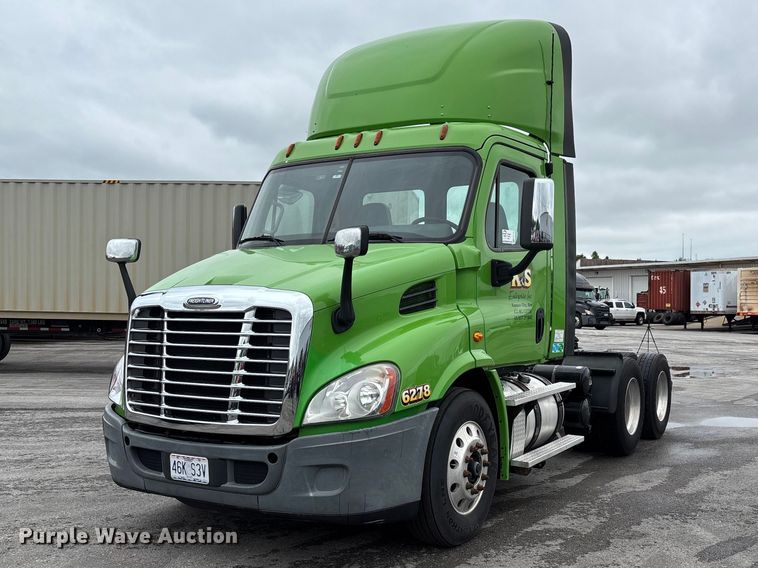 2018 Freightliner Cascadia semi truck - FH7145