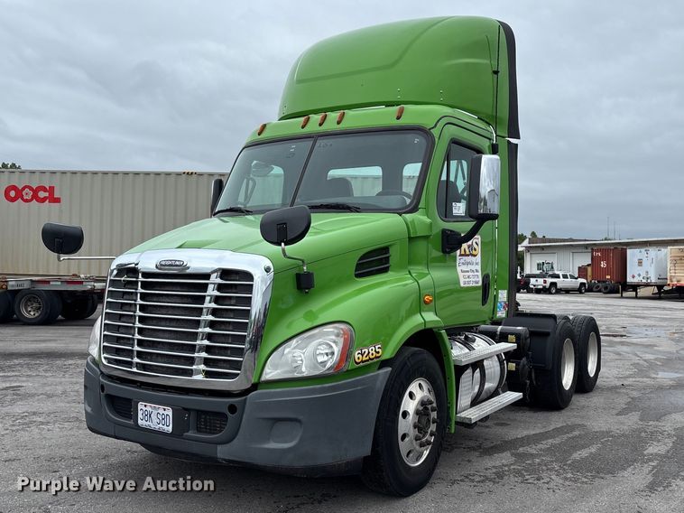 2017 Freightliner Cascadia semi truck - FH7146