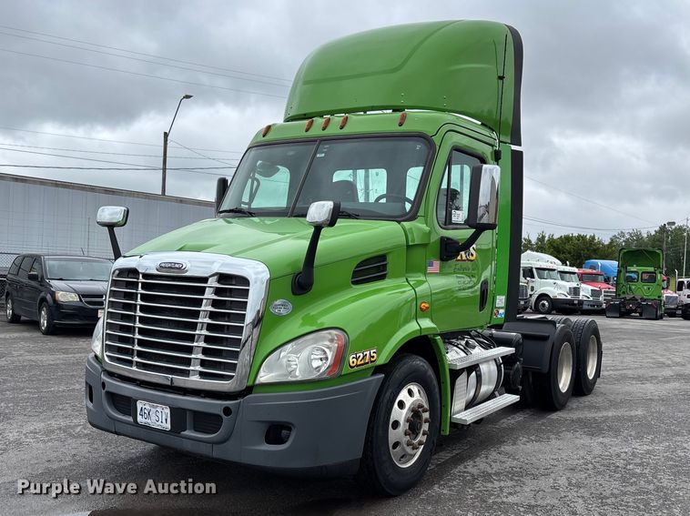2017 Freightliner Cascadia semi truck - FH7147
