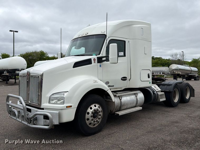 2016 Kenworth T880 semi truck - FK0175