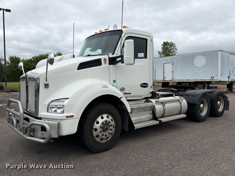 2016 Kenworth T880 semi truck - FK0176