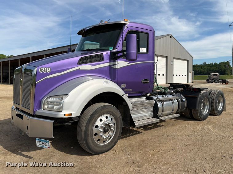 2016 Kenworth T880 semi truck - FK0195