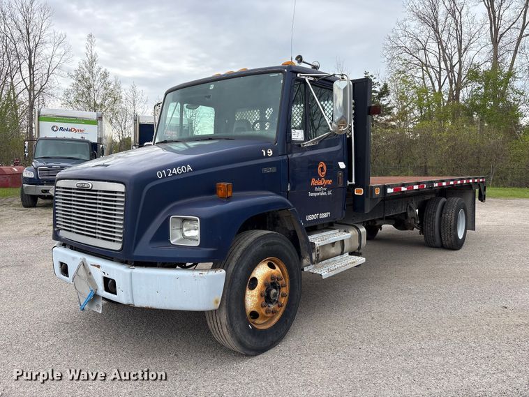 2001 Freightliner FL70 flatbed truck - FK1495