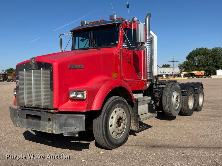 2000 Kenworth T800B semi truck - NA9363