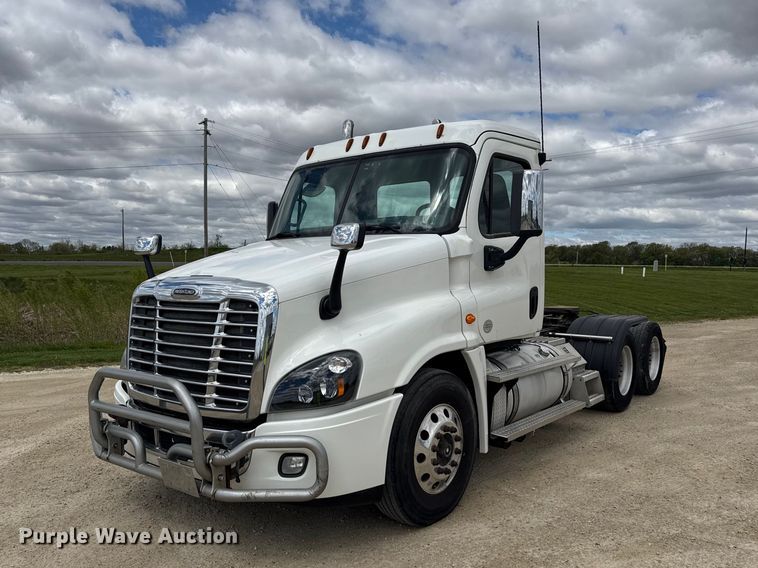 2017 Freightliner Cascadia semi truck - ND9476