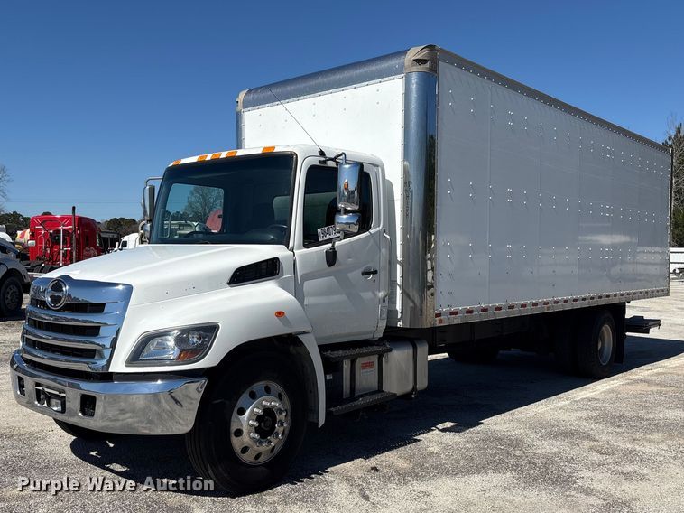 2019 Hino box truck - YA1868