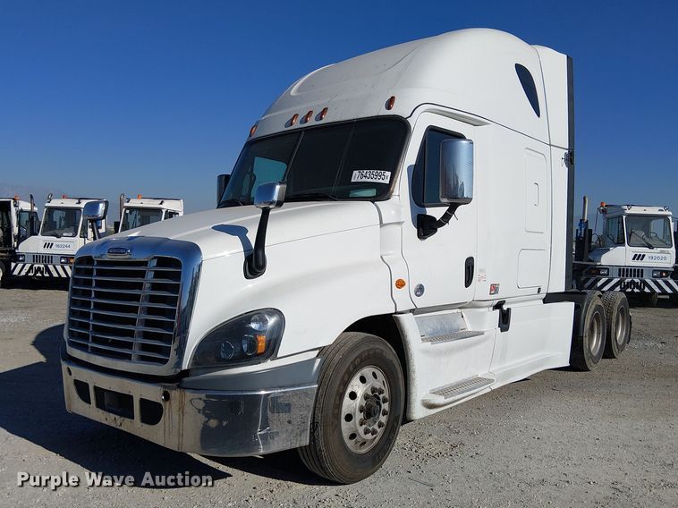2019 Freightliner Cascadia semi truck - YA2233