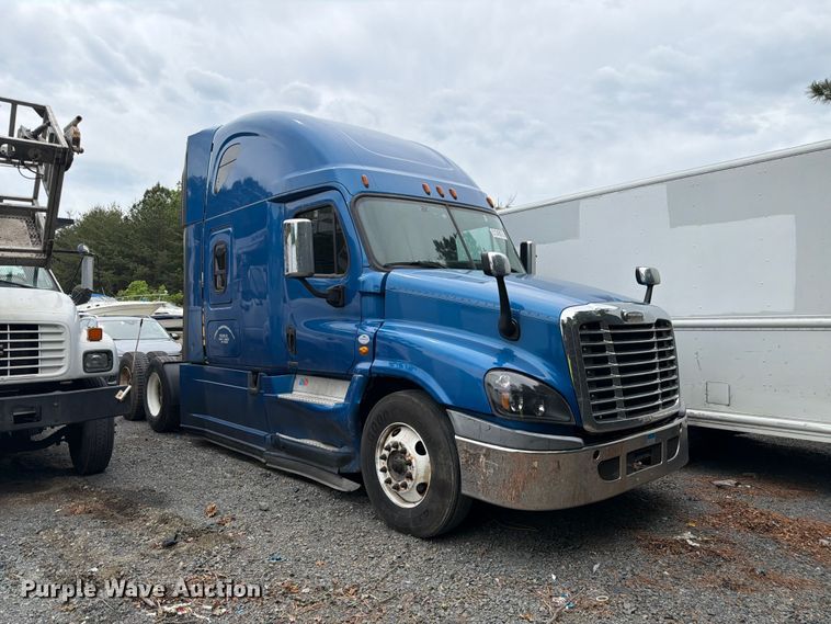 2017 Freightliner Cascadia semi truck - YA2602