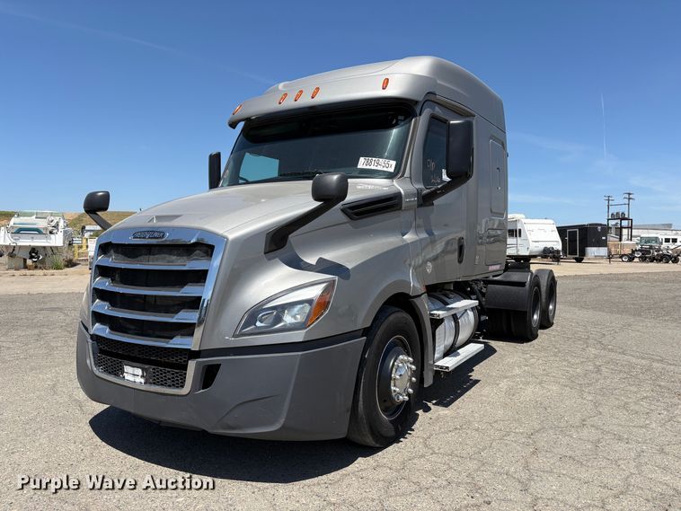 2019 Freightliner Cascadia semi truck - YA2621