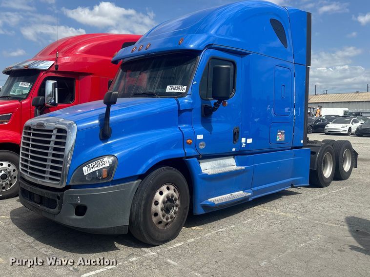 2019 Freightliner Cascadia semi truck - YA2671