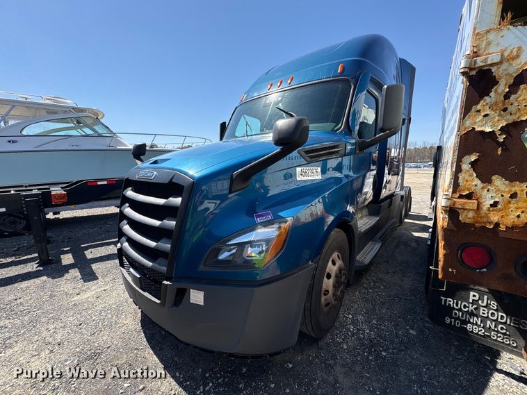 2021 Freightliner Cascadia semi truck - YA2768
