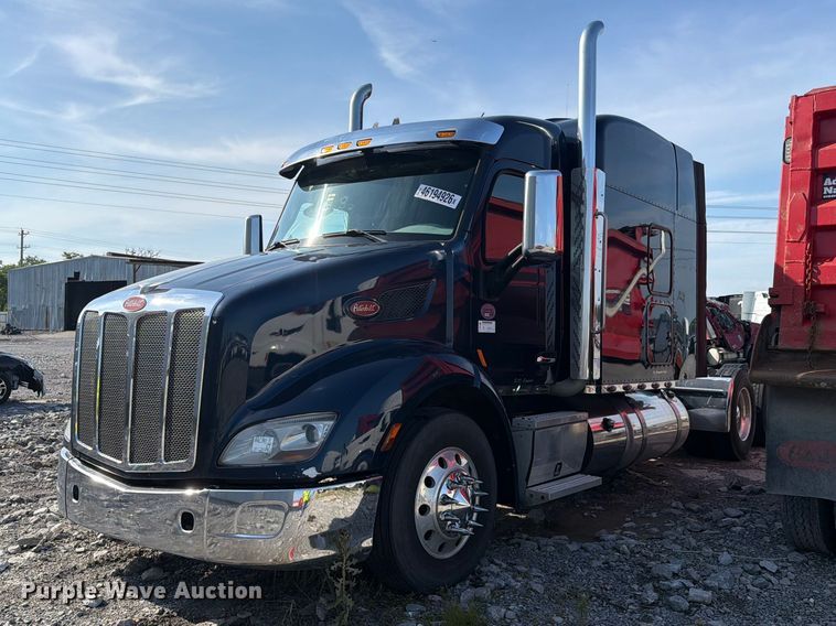 2019 Peterbilt 579 semi truck - YA2856