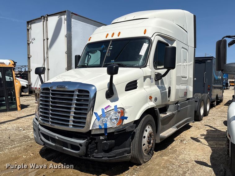 2018 Freightliner Cascadia semi truck - YA2948