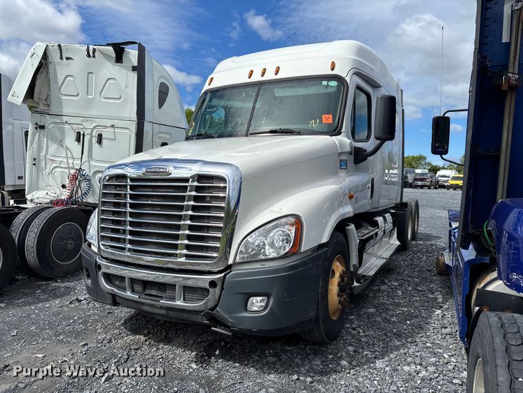 2016 Freightliner Cascadia semi truck - YA3141
