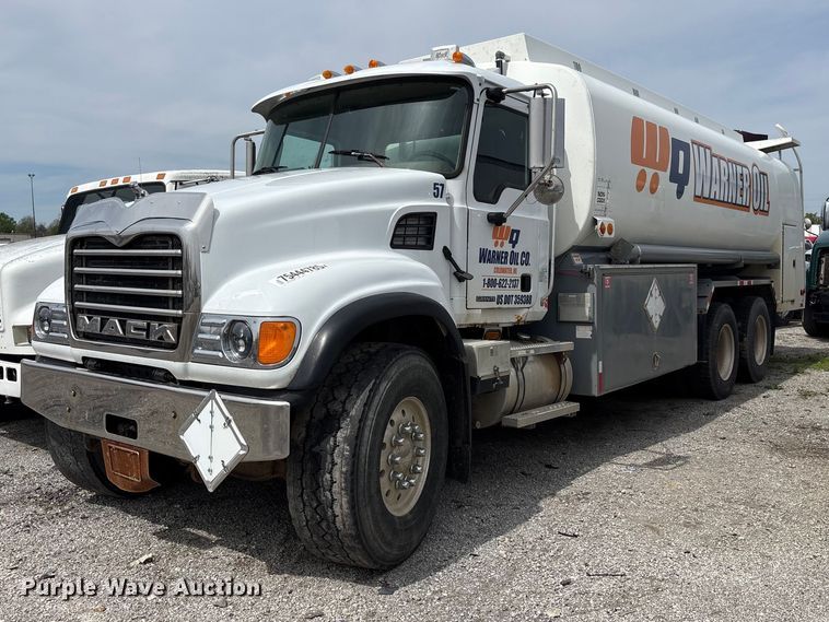 2005 Mack CV713 fuel / lube truck - YA3165