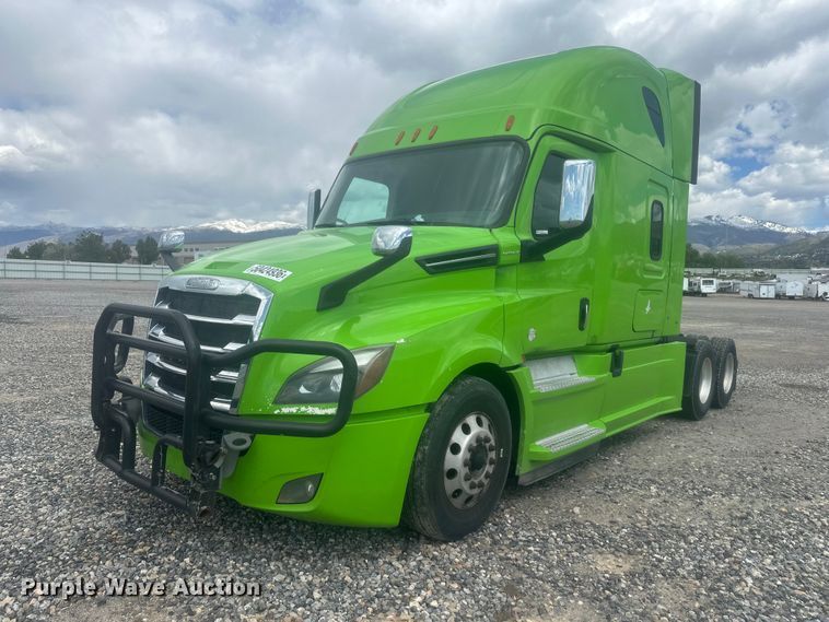 2019 Freightliner Cascadia semi truck - YA3318