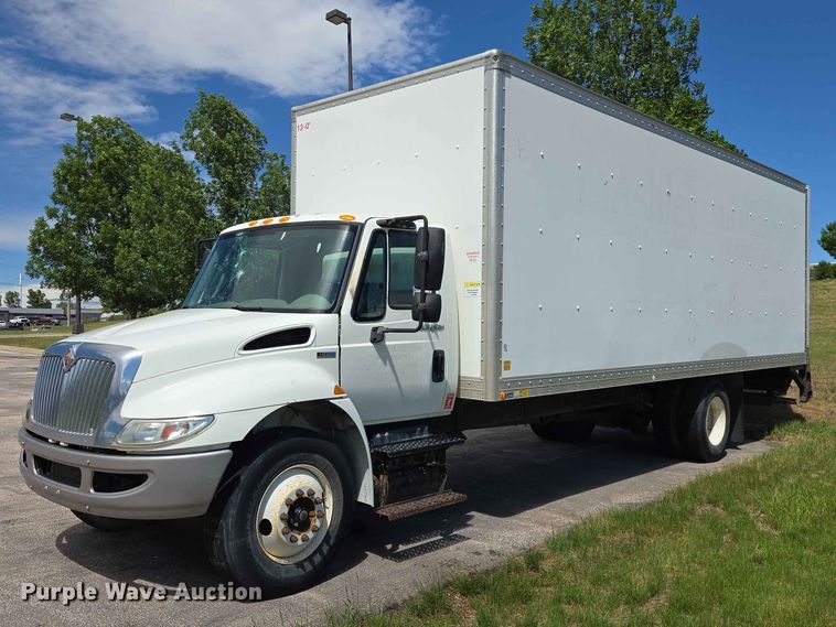2014 International 4300 box truck - DP8942