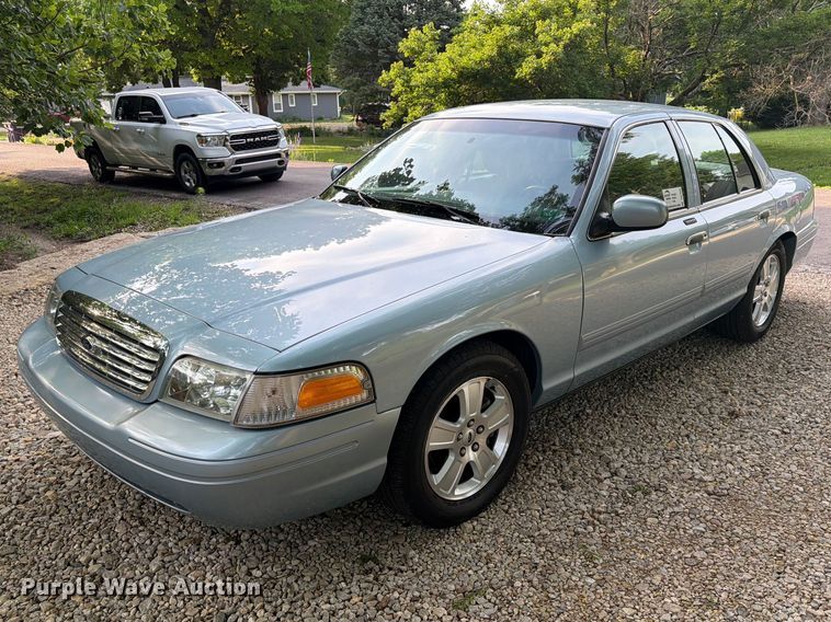 2011 Ford Crown Victoria  - DQ7826