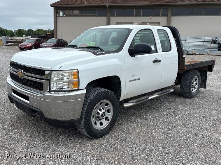 2011 Chevrolet Silverado 2500HD Ext. Cab flatbed pickup truck - DV4369