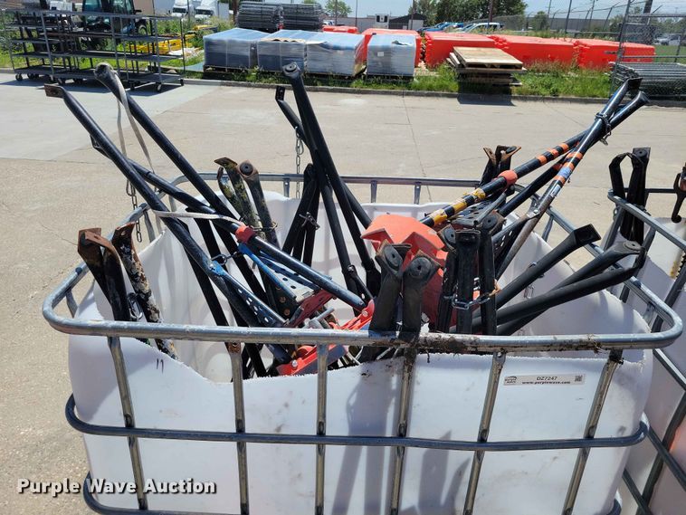 (11) Rigid Tristand vises - DZ7247