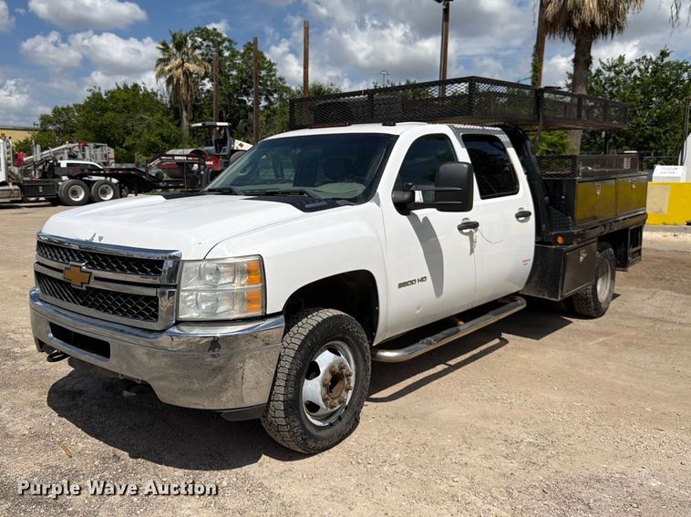 2014 Chevrolet Silverado 3500HD Crew Cab flatbed pickup truck - ED5296