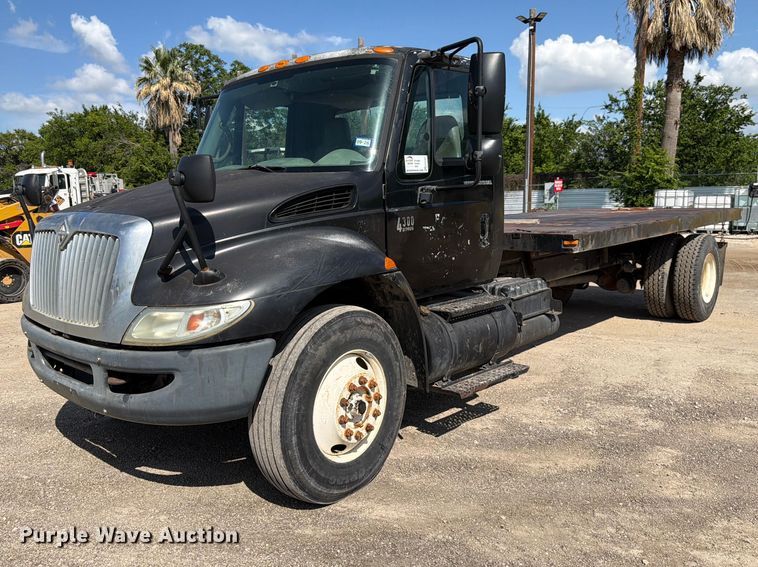 2005 International 4300 flatbed truck - ED5301