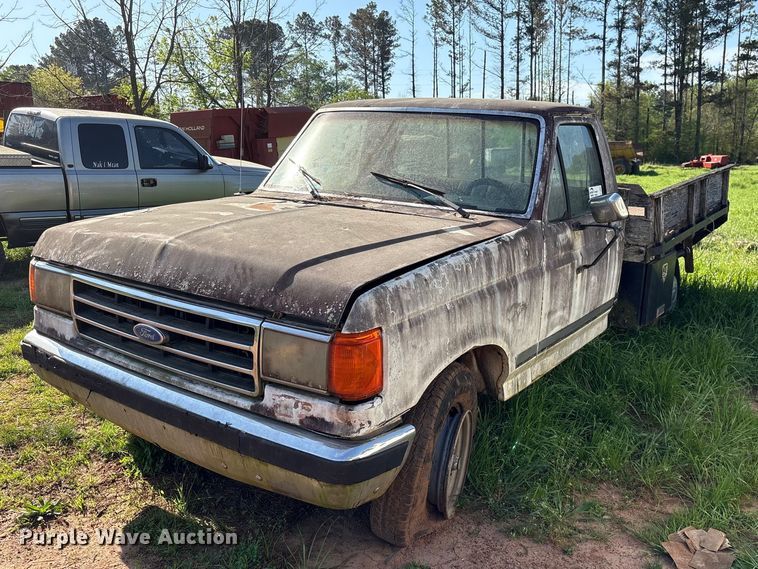 1990 Ford F250 flatbed pickup truck - EF1062