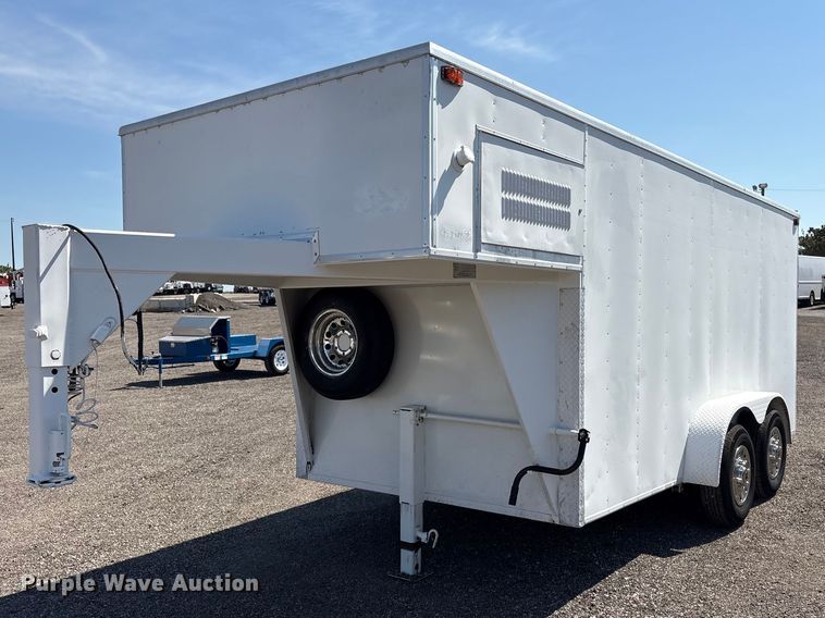 2001 Phoenix  enclosed cargo trailer - EG9056