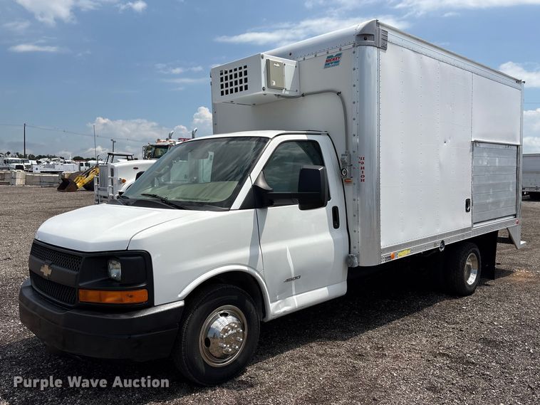 2016 Chevrolet Express 4500 box truck - EG9145