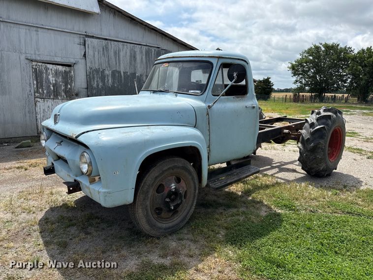 1954 Ford F500 truck cab and chassis - EN0438